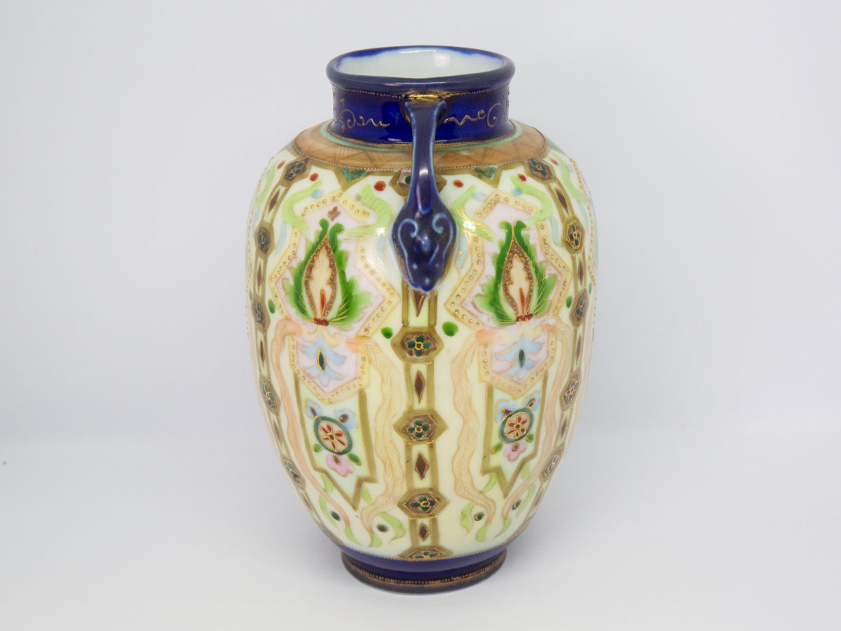 Hand-painted Noritake vase from the Art Deco era. Here we have a beautifully hand-painted bulbous vase with 2 fine handles and decorated in an Oriental Art Deco pattern. In superb condition. Date estimated to between 1918-1921. Measures approximately 58mm in diameter at base and at mouth and 125mm at widest across the base of each handle. Photo of other side of the vase with handle to top centre.