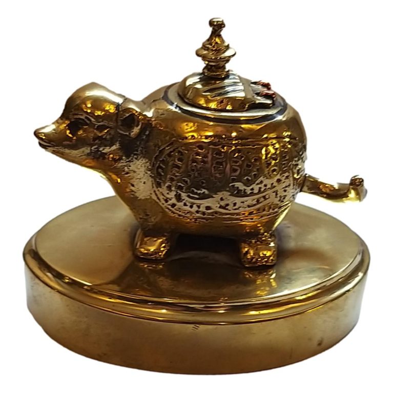 Main photo of inkwell seen from the side with sloths head facing left of photo.