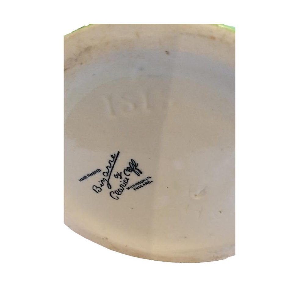 Photo of the base of the vase with makers marks.