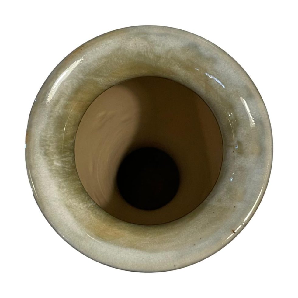 Photo looking into the vase straight from above.