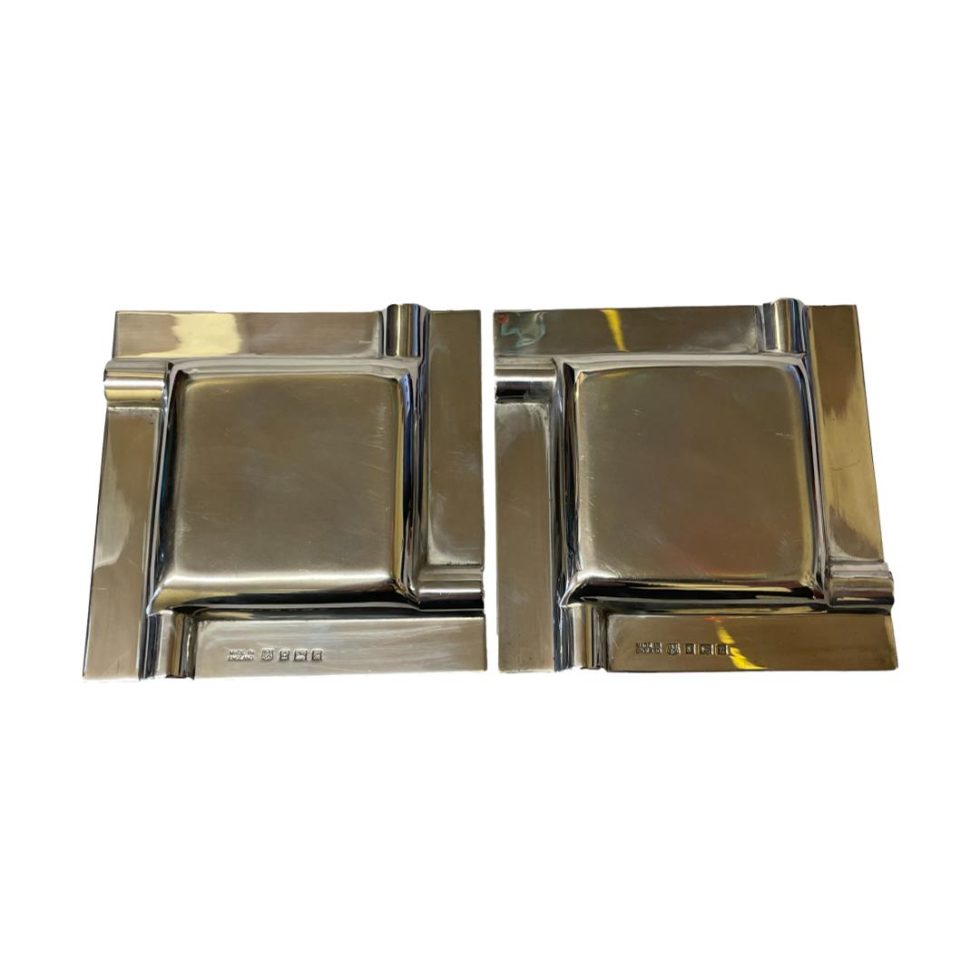 Photo of back of both ashtrays.