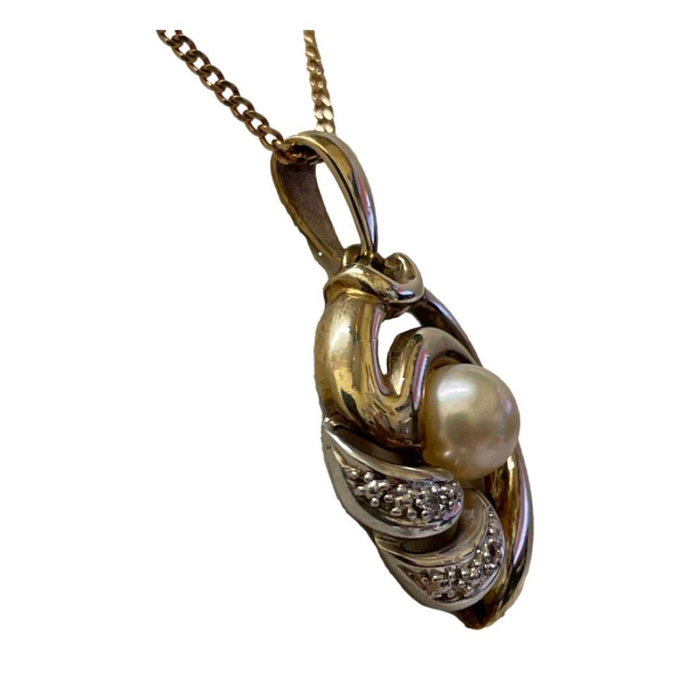 Photo of pendant area seen from a slight side angle with the front facing towards the right