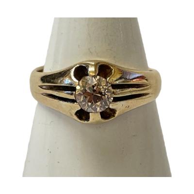 Vintage 18 karat gold ring with diamond. Vintage ring in 18 karat gold with a brilliant single round cut diamond to the centre. Hallmarked 18ct to inside band. Ring size N / 6.5 Small black velvet box included. Main photo of ring displayed on a cone shaped stand and seen with ring front forward facing.