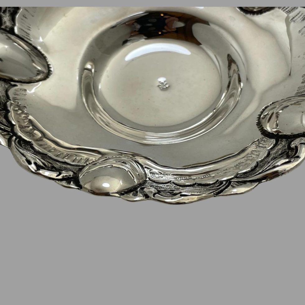 A close up of the out rim decoration.