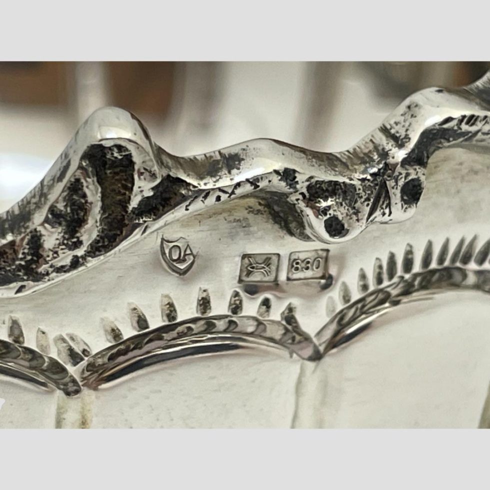 A close up photo of the hallmark on outer top rim of bowl.