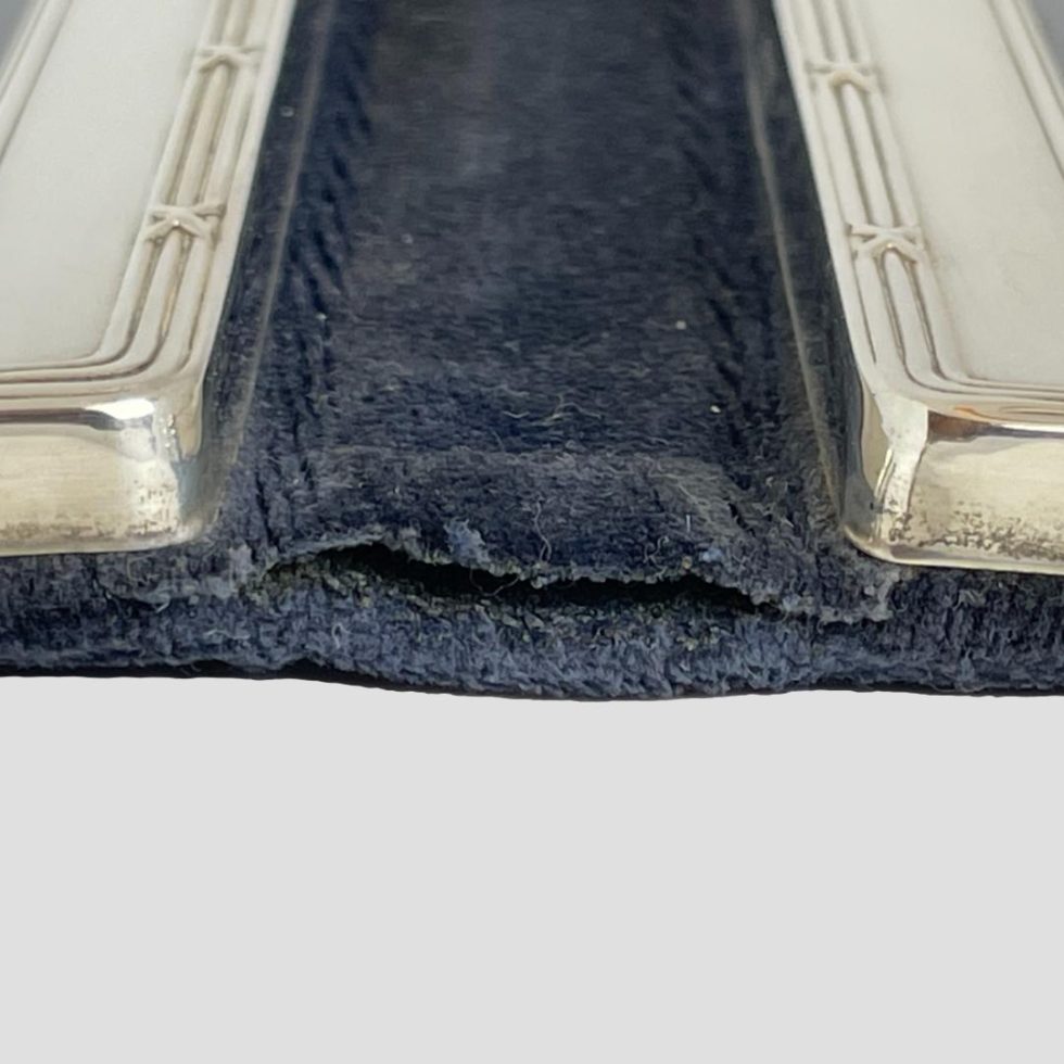 A close up photo of the wear to the velvet in between the 2 frames at the top.